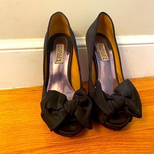 Badgley Mischka 7 Black Sateen Bow Pumps